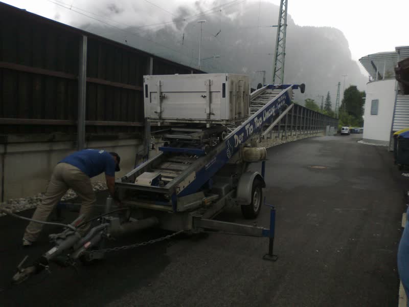 Möbellift wird an einer Straße für den Einsatz aufgebaut, im Hintergrund Berge