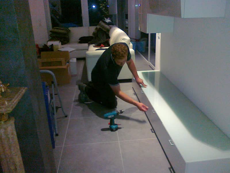 Montage eines niedrigen Sideboards in einem Wohnraum