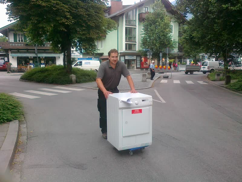 Transport eines Geräts mit der Sackkarre über eine Straße
