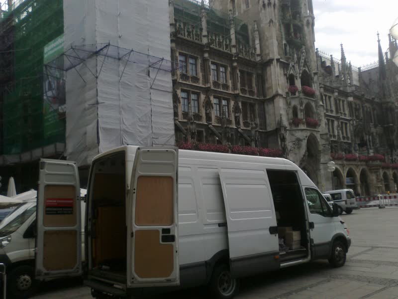 Transporter mit geöffneten Türen auf dem Münchner Marienplatz